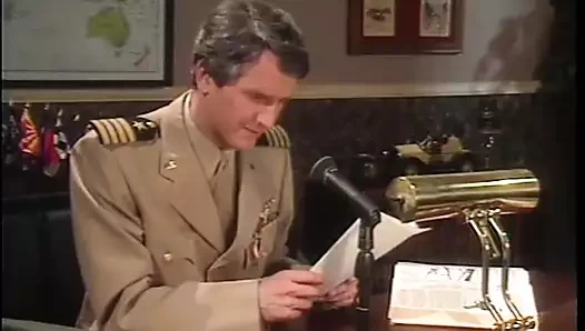 Harika vücutlu sarışın bomba zenci bir adam tarafından sikiliyor