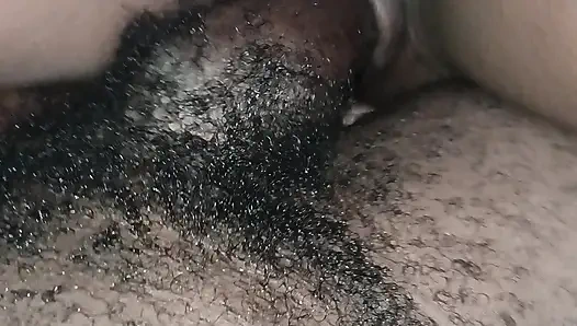 Ev bakıcısı amcığını gerdiriyor