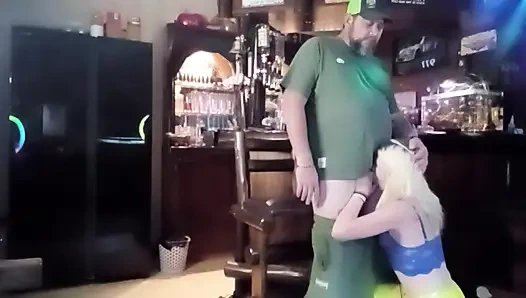 Sarışın küçük kırmızı başlıklı kız biraz sevişiyor