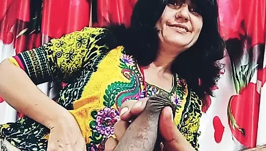 Tatlı kız sikini sertleştirmeye çalıştı