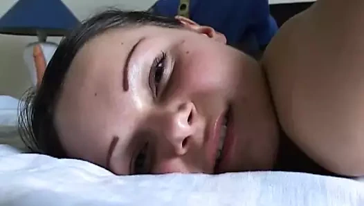 Alman genç kız kamera şovunda götünü yağlatıyor ve azgın orta yaşlı seksi kadın tarafından parmaklanıyor! EroticOnly tarafından sunuldu