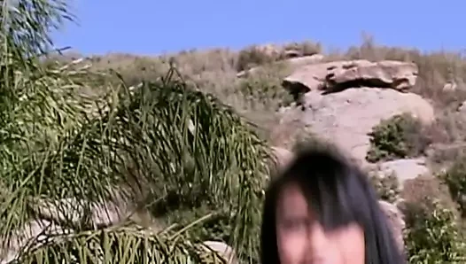 Büyük memeli koyu saçlı bir piliç deliklerini sert bir yarakla cezalandırıyor