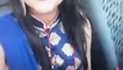 Arabada sevimli selfies yapan sürtük