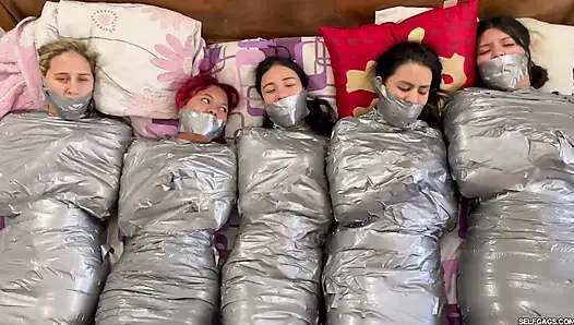 5 mumyalanmış kız boğuşuyor ve ağzı tıkalı!