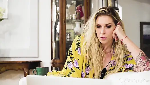 Üvey annenin kızı - orta yaşlı seksi kadın Brooke Banner azgın üvey kızı Sera Ryder'ı evde kalması için sikiyor