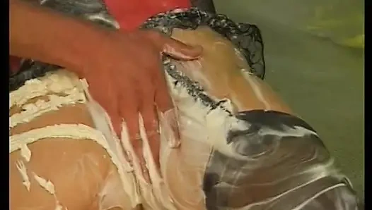 Çoraplı ve iç çamaşırlı ıslak ve dağınık sürtük sikiliyor