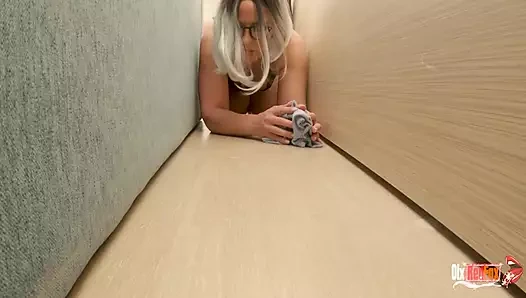 Orta yaşlı seksi kadının yüzüne boşalıyor ve dölleniyor