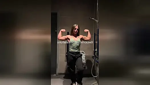 Muscle girl gangbang: el coño del gimnasio de 18 años golpeado por jocks