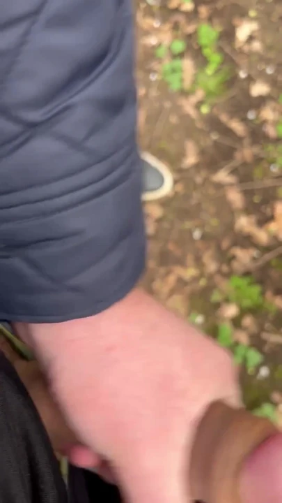 Parkta etrafı gözetlerken aç evli adamı yarak ararken buldum. | Klip 1