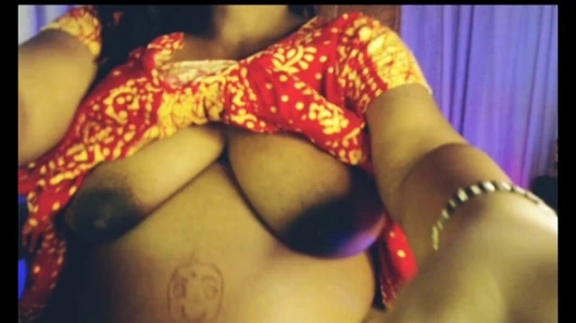 Ateşli seksi kız göğüsler amcık gösterisi.