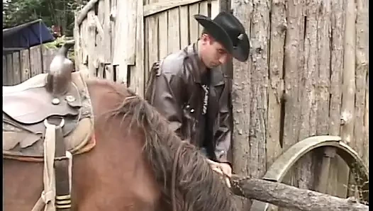 Ateşli sarışın adam prezervatifini koyarken amını yediriyor