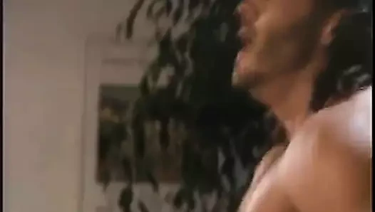 Büyük memeli esmer aygırla sikişiyor