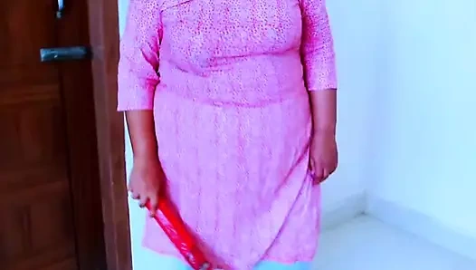 Üvey anne üvey oğlunun odasını süpürürken, onu sert sikiyor!