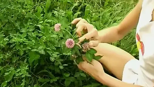 Lesley arka bahçede mastürbasyon yapıyor