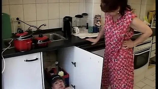 Azgın Alman evli kadın tamirciyi baştan çıkarıyor ve sikiyor