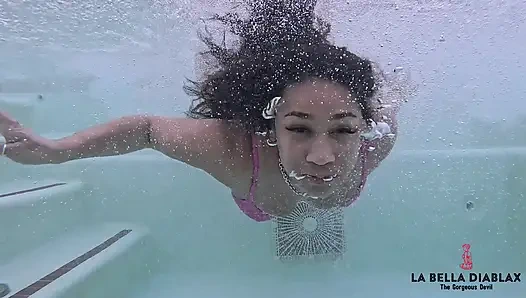 Rahatlatıcı orta yaşlı seksi kadın jakuzi lofi melodileriyle sırılsıklam