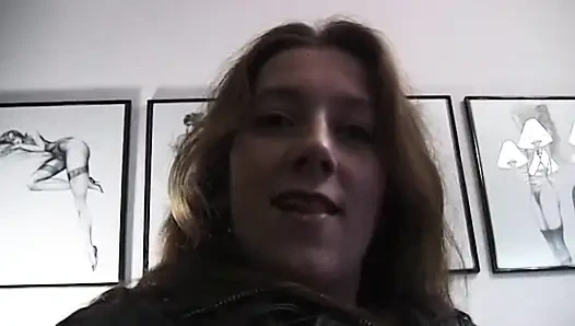 Büyük memeli orta yaşlı seksi kadın edepsiz amını tatmin ediyor