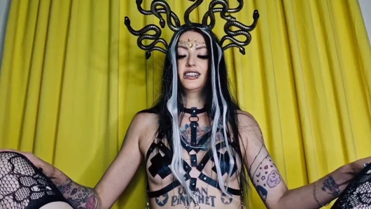 Cadılar bayramı videosu. Gorgon medusa kölesini bekaret kemeriyle takma yarakla götten sikiyor.