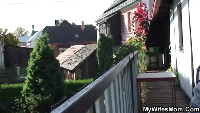 Adam açık havada karısının yaşlı annesini domaltarak yakaladı