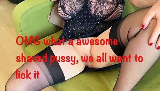 Harika seksi bir elbise ve tıraşlı amcıklı Bayan Olgun ayaklar 460