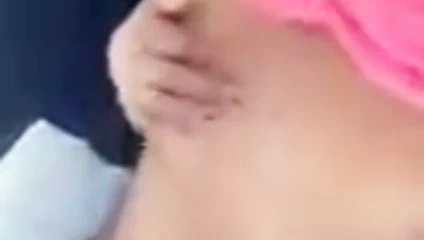 Birleşik Krallık alay ile büyük memeler göbek piercing