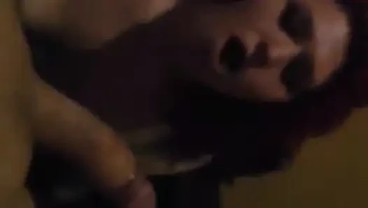 Tombul orta yaşlı seksi kadın şişman bir yarağı emiyor ve her yerine salya akıtıyor