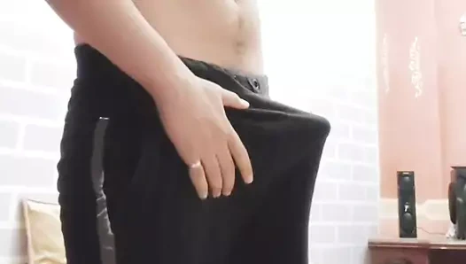 Cezayirli çocuk boşalana kadar büyük yarağını sıvazlıyor