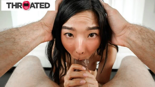 boğazlı - asyalı bebek ağzına büyük bir horoz almayı seviyor