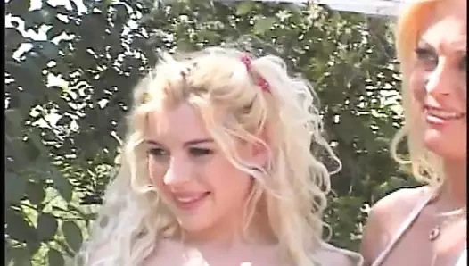 Sıcak sarışınlar pompalama boşalmak