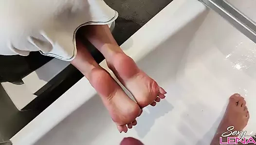 Yalınayak tabanlara boşalma