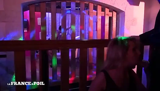 Genç ve açgözlü sarışın kız için ateşli bir kulüp toplantısı