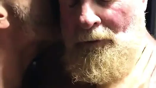 Öpülmeye direniyor... biraz