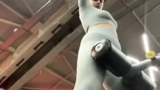 Spor salonunda çılgın sikişiyor