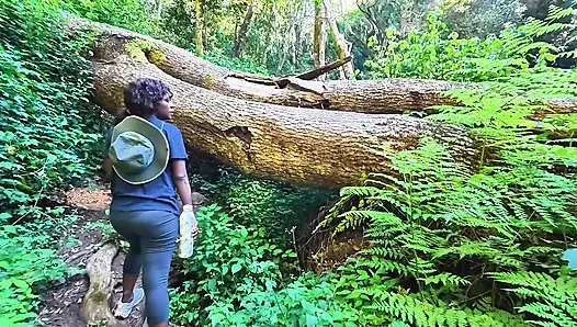 Orta yaşlı seksi kadın amını yediriyor ve nehirde sikiliyor