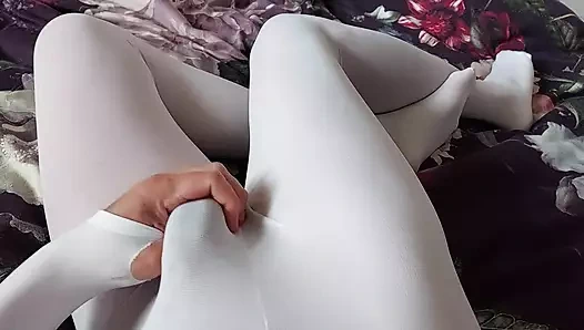 Beyaz vücutlu çorap içine boşalıyor