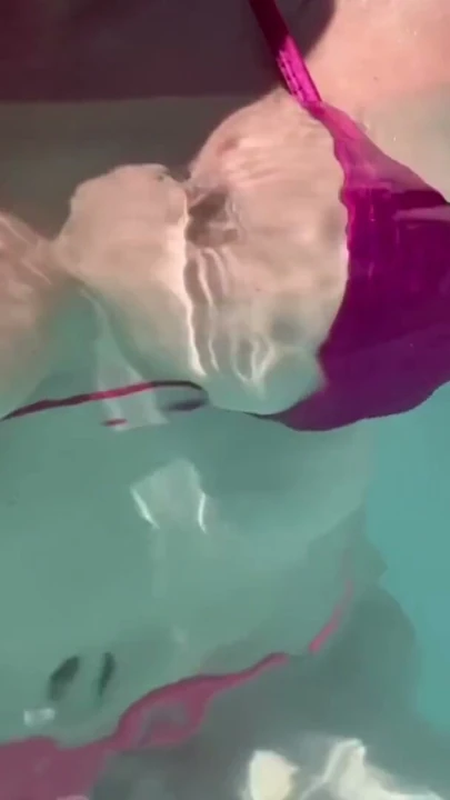 Artemisia Love havuzda seksi bir bikiniyle sulu ve mükemmel göğüslerini gösteriyor | Bölüm 1