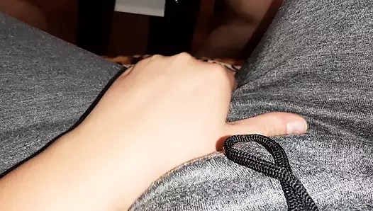 İki üvey kız kardeş birbirlerinin önünde mastürbasyon yapmayı seviyor çünkü bu çok açık