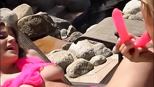 Yapay yarakla oynayan bir lezbiyen