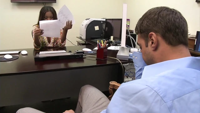 Büyük memeli ofis hanımı yakışıklı beyaz bir erkekle sikişiyor