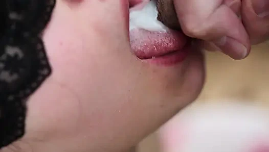 Süper yakın çekim amatör ağıza boşalma ve döl yutma