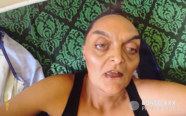 70 yaşındaki bir nine nasıl böyle ıslak bir amına sahip olabilir?