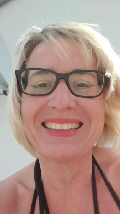 Julie'nin rüzgarlı açık hava fışkırtma