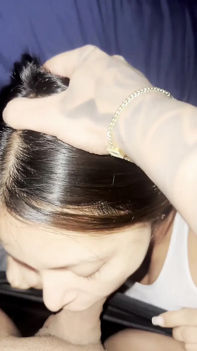 İtaatkar latin dom'un sikini emiyor ve tüm dölünü yutuyor