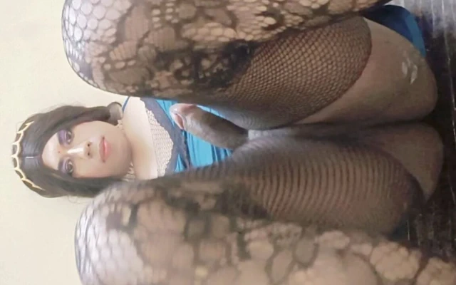 Hintli kadın kılıklı tanrıça büyük yarağıyla oynuyor ve büyük şişe kabağının üstüne çıkıyor