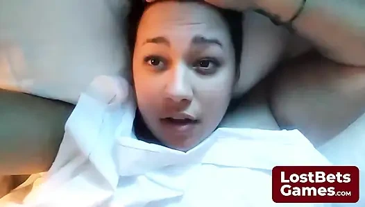 Son striptiz oyunu kaybedeni, sadece sutyenle kaldı