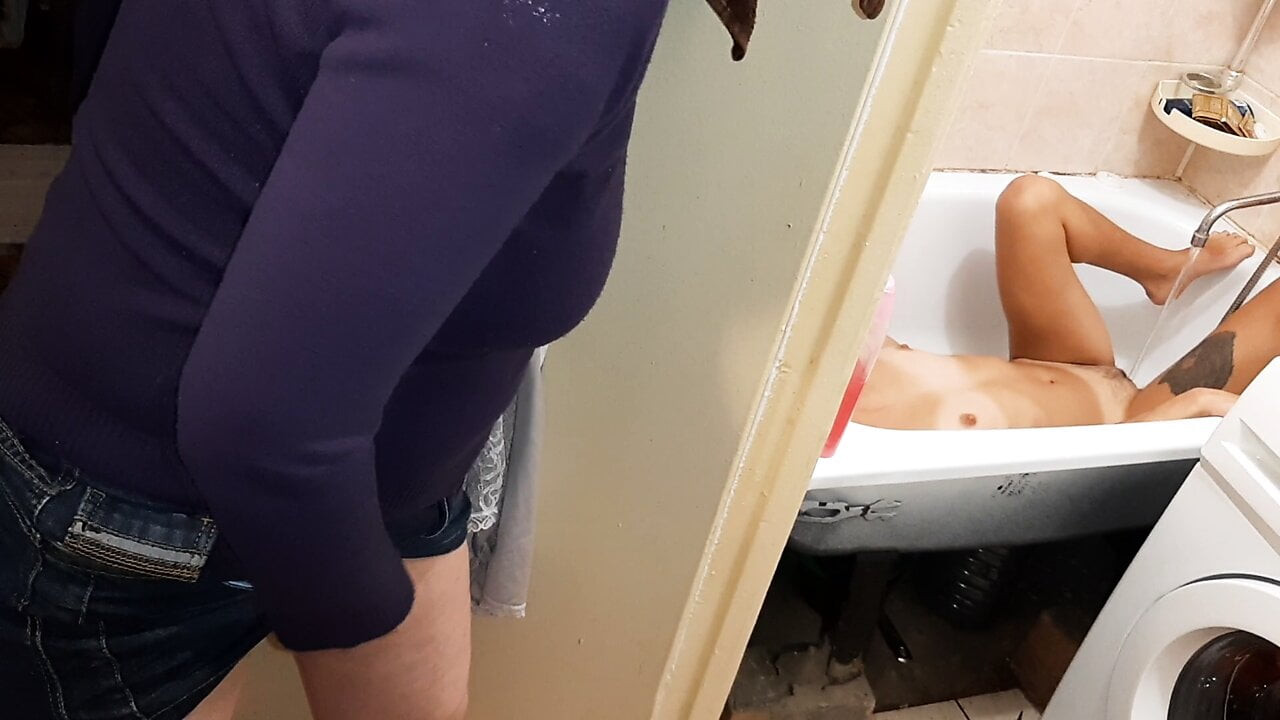 Üvey annem banyoda kızımı kontrol ediyor ve mastürbasyon yapıyor