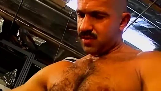 Dik buff eşcinsel üvey babalar kaba üçlü sikme içinde the garaj