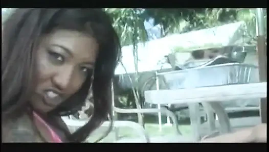 İki azgın orta yaşlı seksi kadın sıcak beyaz döl demler