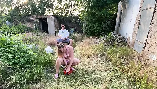Topuklu tatlı kız onun yerine ıslak işe başlamıyor