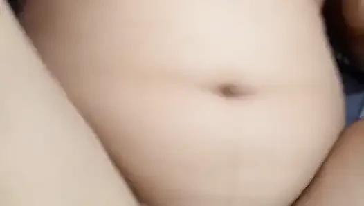 Güzel uzun saçlı esmer genç kız rol oyunu sert anal sikişe yol açıyor